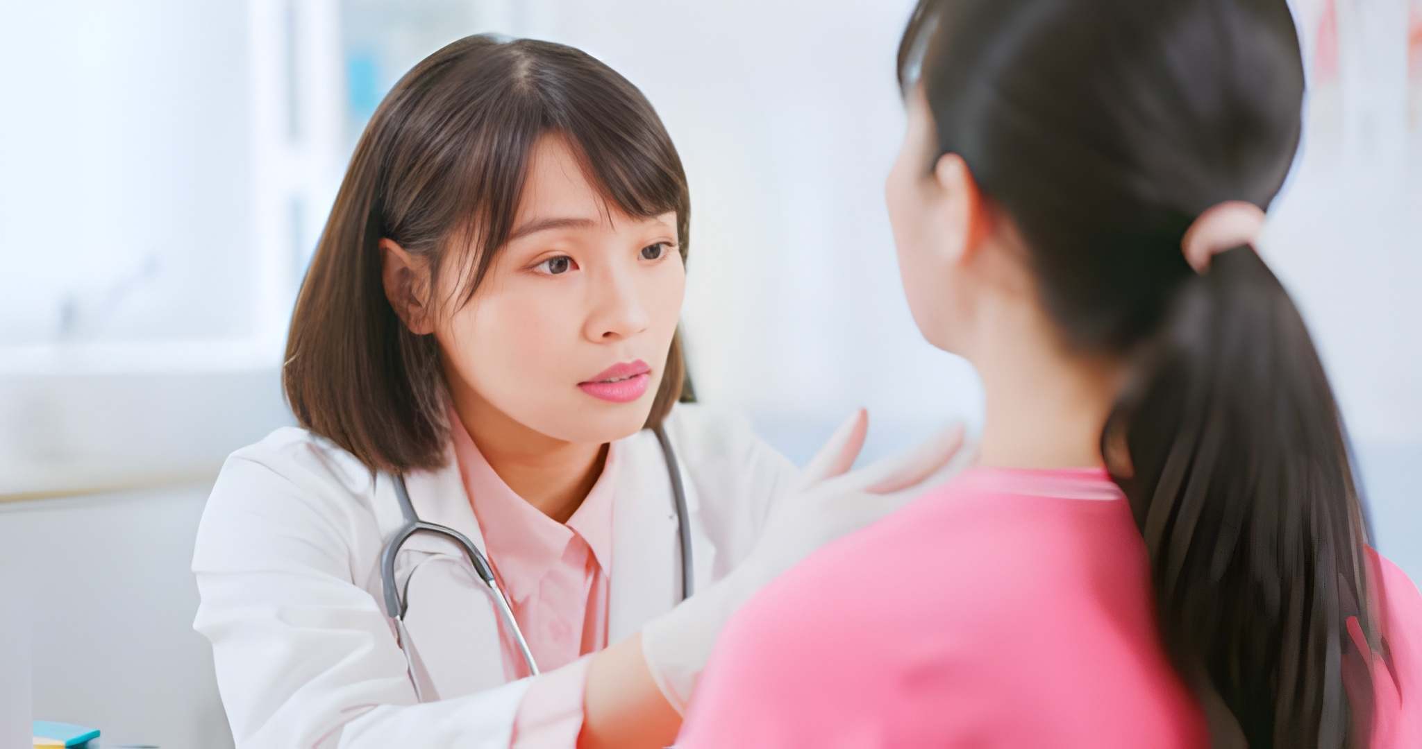 Doctor examining a patient during a consultation, representing holistic evaluation of autoimmune disease in Ayurveda.