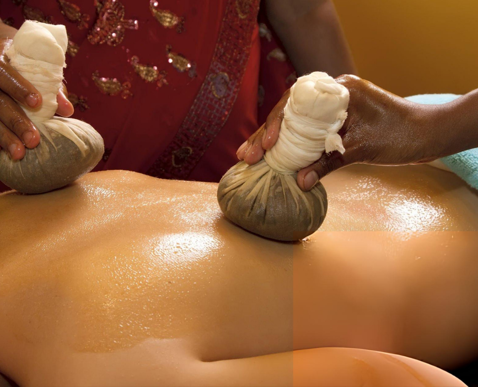  Traditional Ayurvedic herbal pouch massage (Kizhi therapy) being performed on the back using warm medicated herbal boluses to promote relaxation, relieve stress, and support holistic healing. Ideal for Ayurvedic Treatment for Stress and Anxiety.
