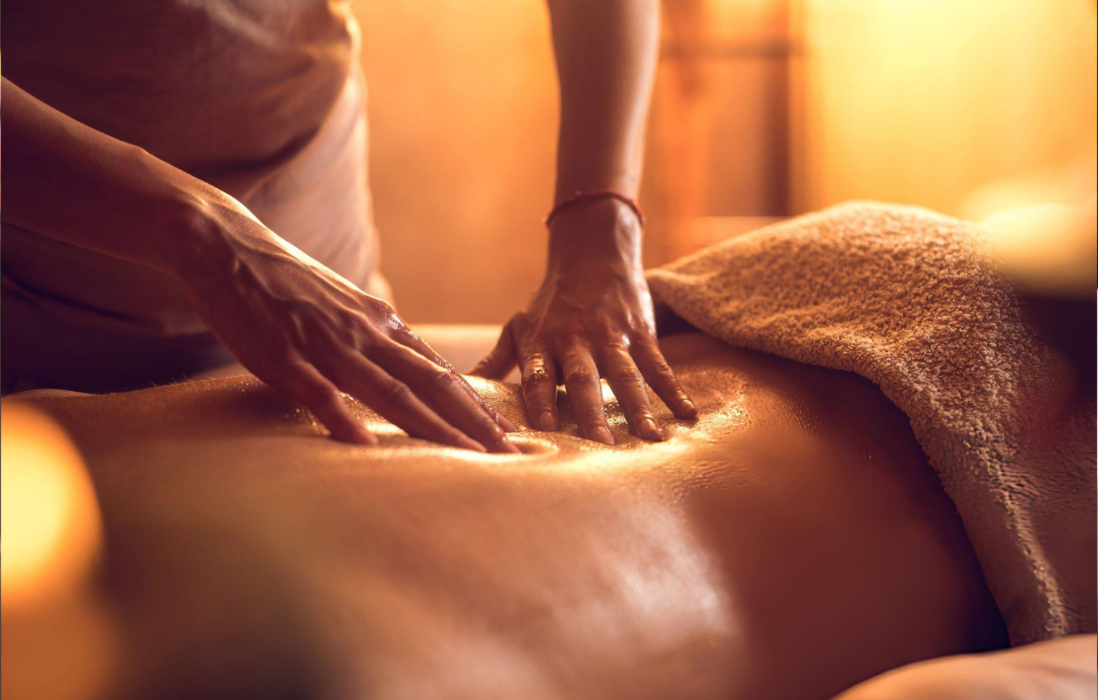 Ayurvedic therapist performing a warm herbal oil massage (Abhyanga) as part of Diabetes Ayurveda Treatment in Kerala to support wellness and metabolic health.