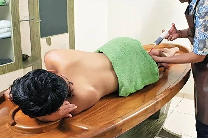 Traditional Kati Vasti therapy with warm medicated herbal oil for lower back pain during authentic Ayurveda treatment in Kottayam at Dheemahi Ayurveda.
